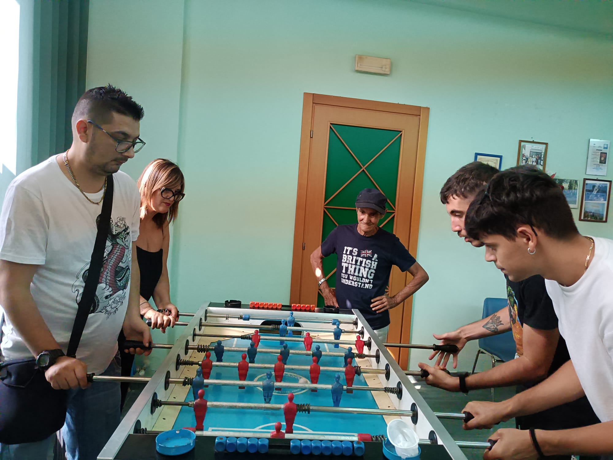 Giocatori al tavolo di calcio balilla